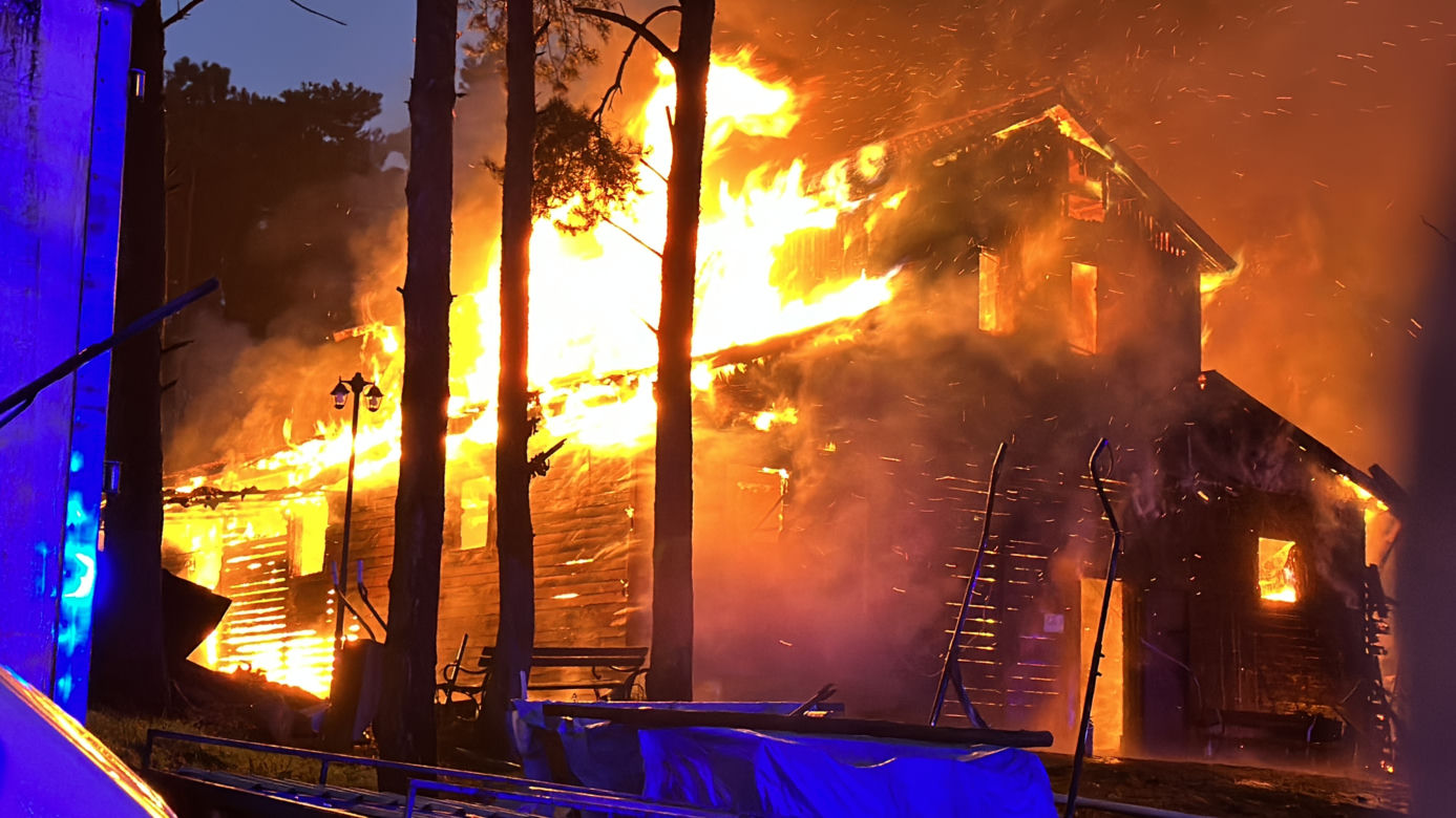  „Chwile przed tragedią miejsce tętniło życiem”. Ogromny pożar stadniny na Białołęce. Spłonęło 8 koni