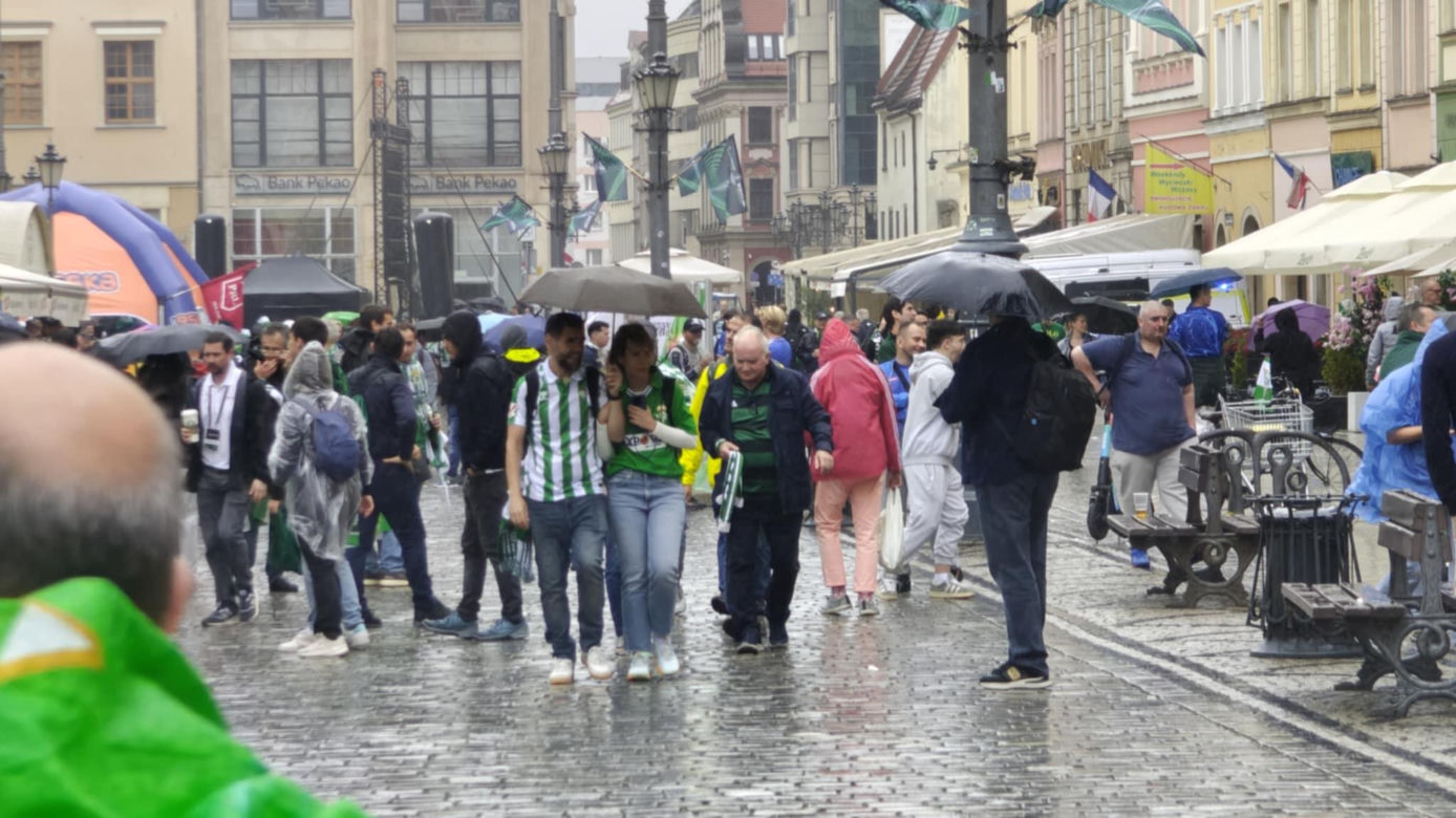 Gorąco przed finałem Ligii Konferencji we Wrocławiu. Tysiące kibiców na Rynku 