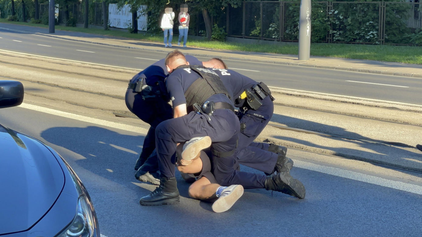 Policjantka spryskała policjanta gazem pieprzowym. Nieudolna interwencja w Śródmieściu