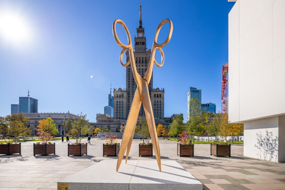 „Sobowtórka” - monumentalne, złote nożyce autorstwa VALIE EXPORT stanęły przed Muzeum Sztuki Nowoczesnej