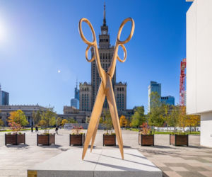 „Sobowtórka” - monumentalne, złote nożyce autorstwa VALIE EXPORT stanęły przed Muzeum Sztuki Nowoczesnej
