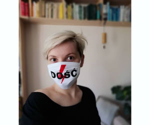 Karolina Micuła. Aktorka pokazała nagie piersi na Strajku Kobiet