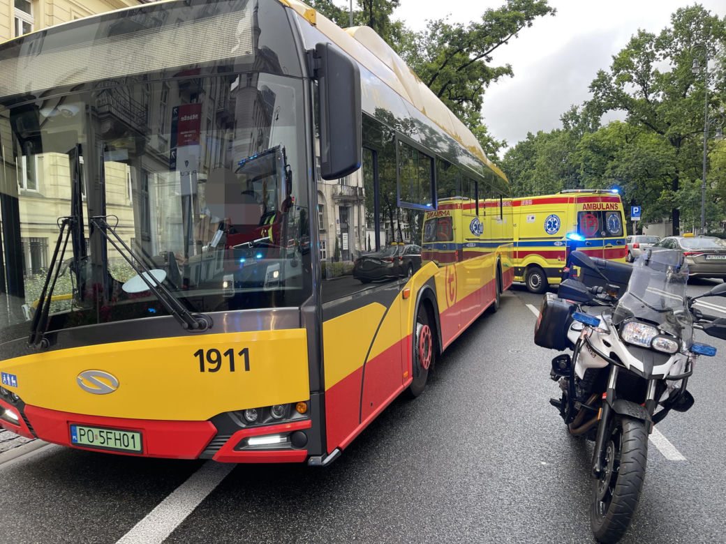 Dramat pod ambasadą. Uderzyła w autobus, potrąciła ojca. Oboje są w szpitalu