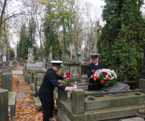 Żołnierze oddają hołd swoim zmarłym kolegom