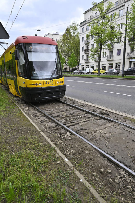 Katastrofalny stan torowiska na al. Waszyngtona. Tramwajarze naprawią tylko fragmenty 