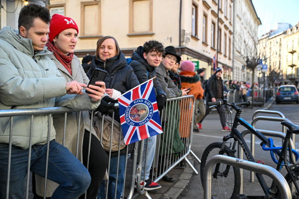 Krakowianie czekający na króla Karola III