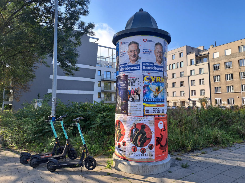 Plakaty wyborcze w Krakowie. Tak kandydaci na posłów i senatorów zabiegają o głosy wyborców