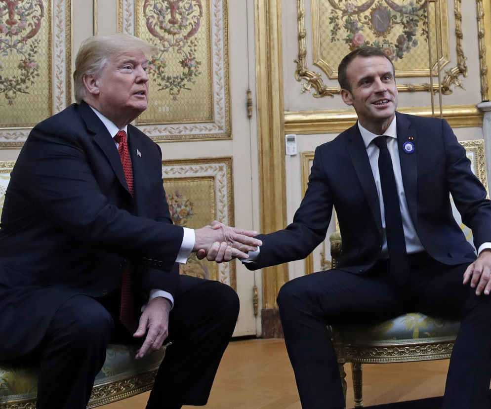 Święto pokoju w Paryżu. Trump w żelaznym uścisku Macrona.