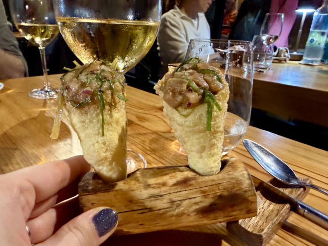 Rożki z tatarem z tuńczyka w Akua