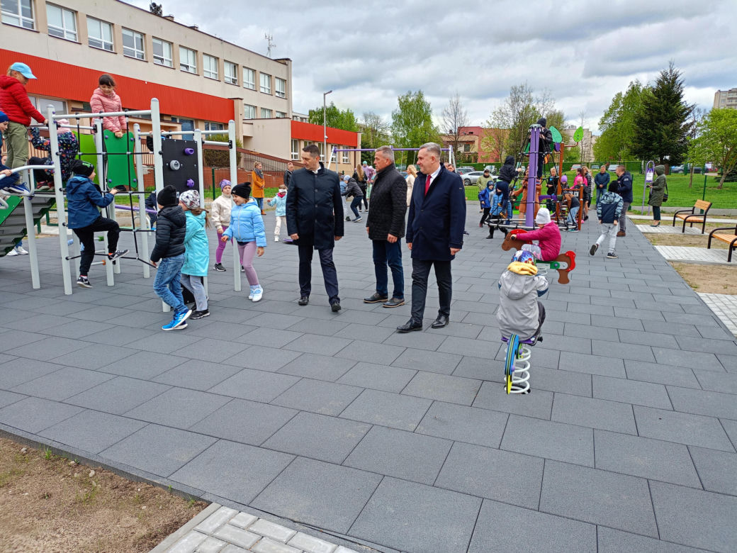 Nowy plac zabaw przy SP nr 8 w Siedlcach jest ogólnodostępny dla wszystkich mieszkańców miasta i dostosowany do potrzeb osób z niepełnosprawnością ruchową