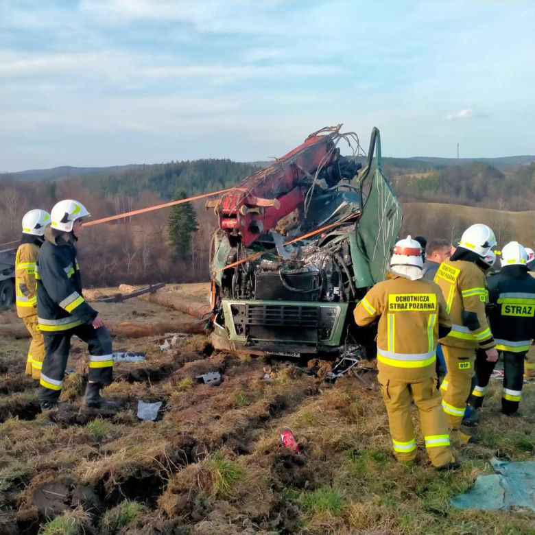 Ciężarówka przewożąca drewno spadła ze skarpy! Koszmar w Leszczawie Dolnej