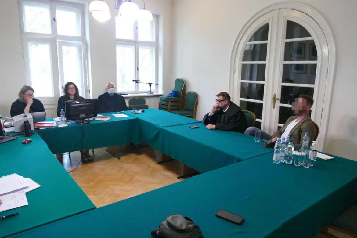 Adwokat z Łodzi stanął przed sądem za trumny na kółkach