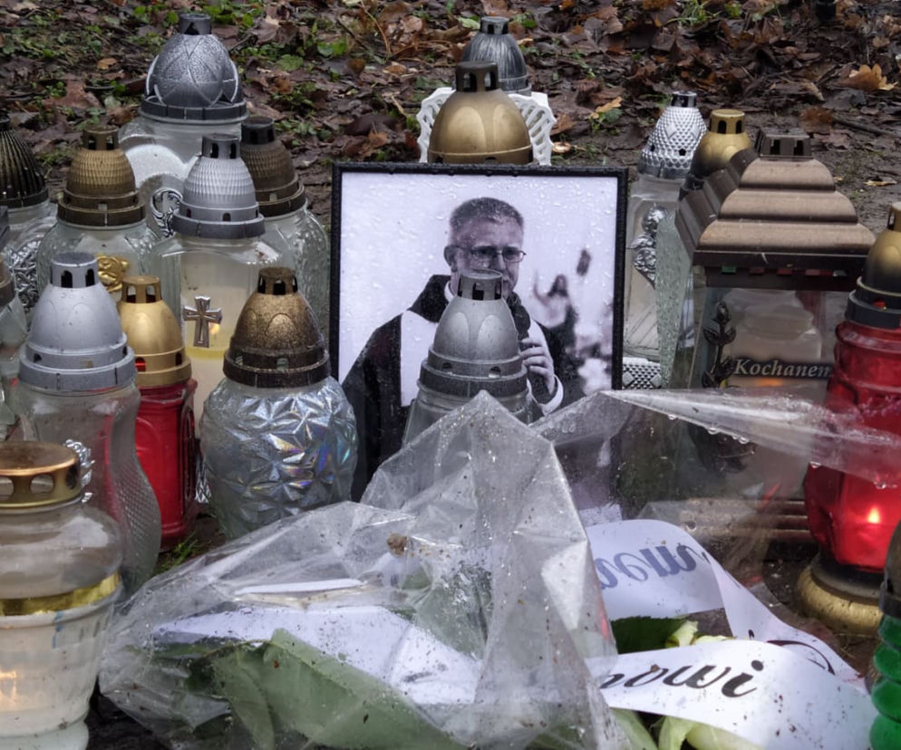 Do parku miejskiego, w którym został pobity o. Maksymilian Adam Świerżewski, mieszkańcy Siedlec i okolic od kilku dni przynoszą kwiaty i znicze