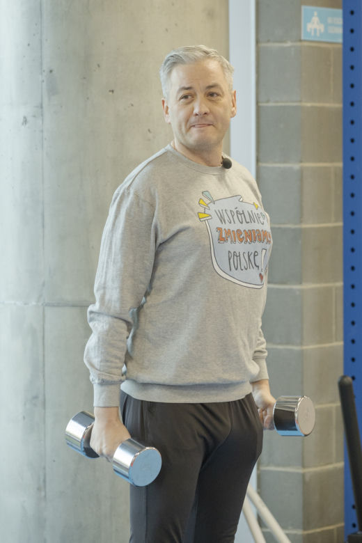 Robert Biedroń ćwiczy na siłowni