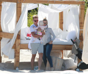 Jakub Wesołowski z rodziną na plaży w Juracie_1PUBL