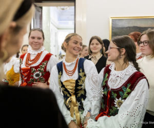 W Pałacu Prezydenckim już święta. Marta Nawrocka z rodziną ubierała choinkę