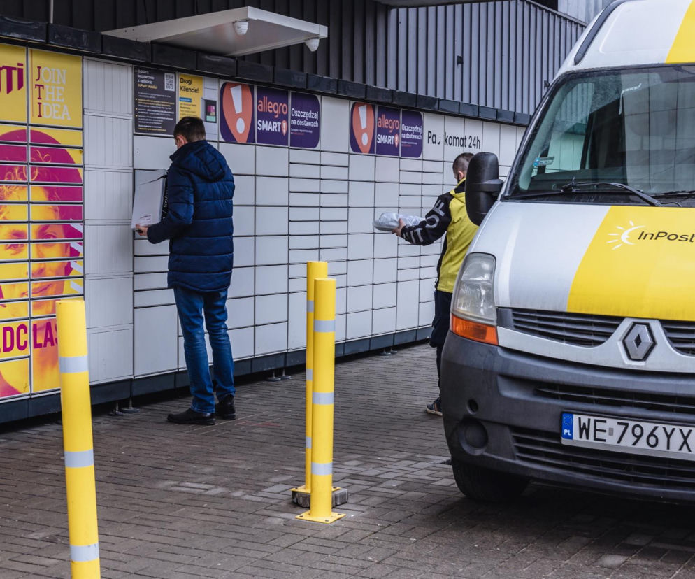 Kurier InPost przy paczkomacie. O wysokich karach za parkowanie przy automatach przeczytasz na SE Superbiz.