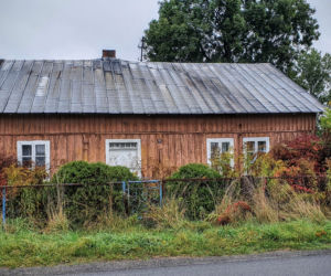 Uśpiona wieś pełna opuszczonych domów. Niesamowite miejsce odkryte przez eksploratorów z Chorzowa [ZDJĘCIA]