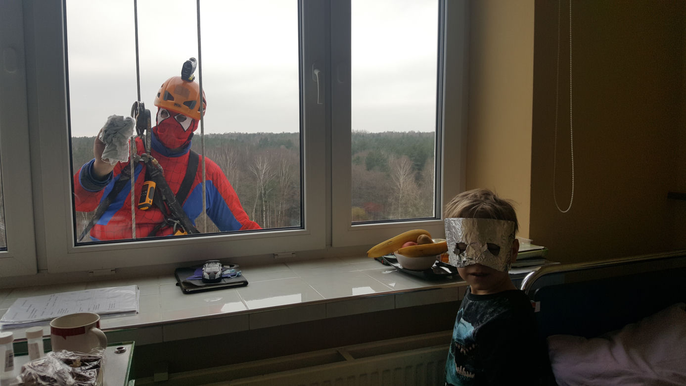 Katowice: Spider Man i Superman myją okna w szpitalu