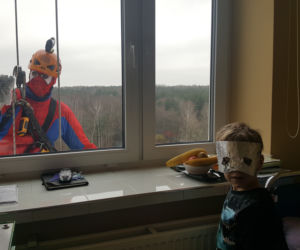 Katowice: Spider Man i Superman myją okna w szpitalu