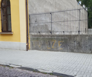Napis „TV łże” na murze przy ul. Kopernika pochodzący z lat 80. ubiegłego wieku został zabezpieczony