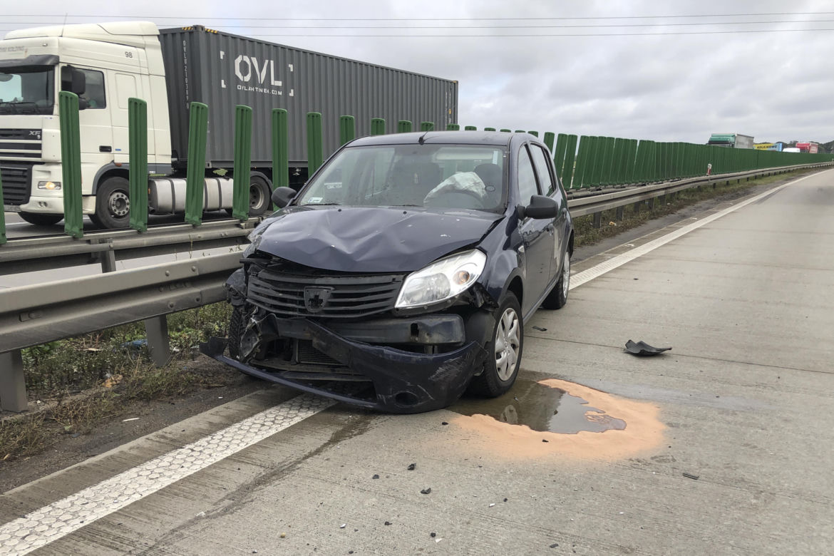 Wypadek A4 dacia wjechała w bariery