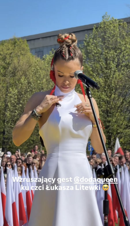 Doda zaśpiewała hymn Polski. Przebrała się za flagę