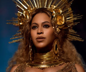 Beyoncé jak monstrancja! Co to za nakrycie głowy?!