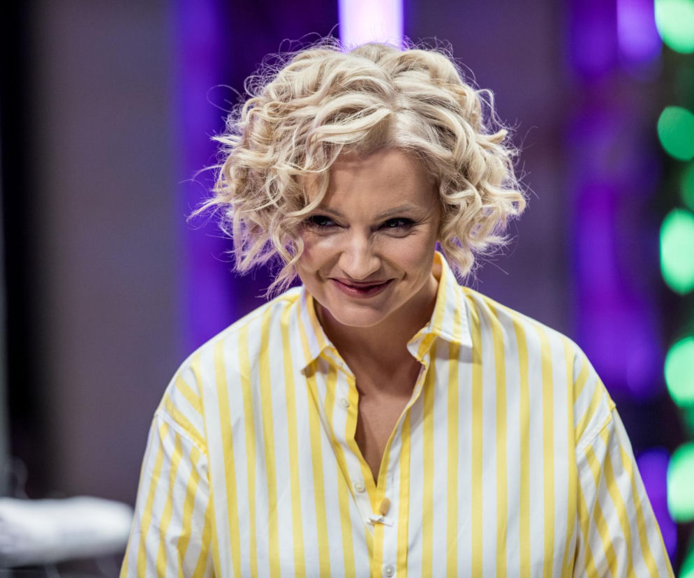Uśmiechnięta Dorota Szelągowska w żółto-białej koszuli w pasy. O jej doświadczeniach z macierzyństwa przeczytasz na Eska.