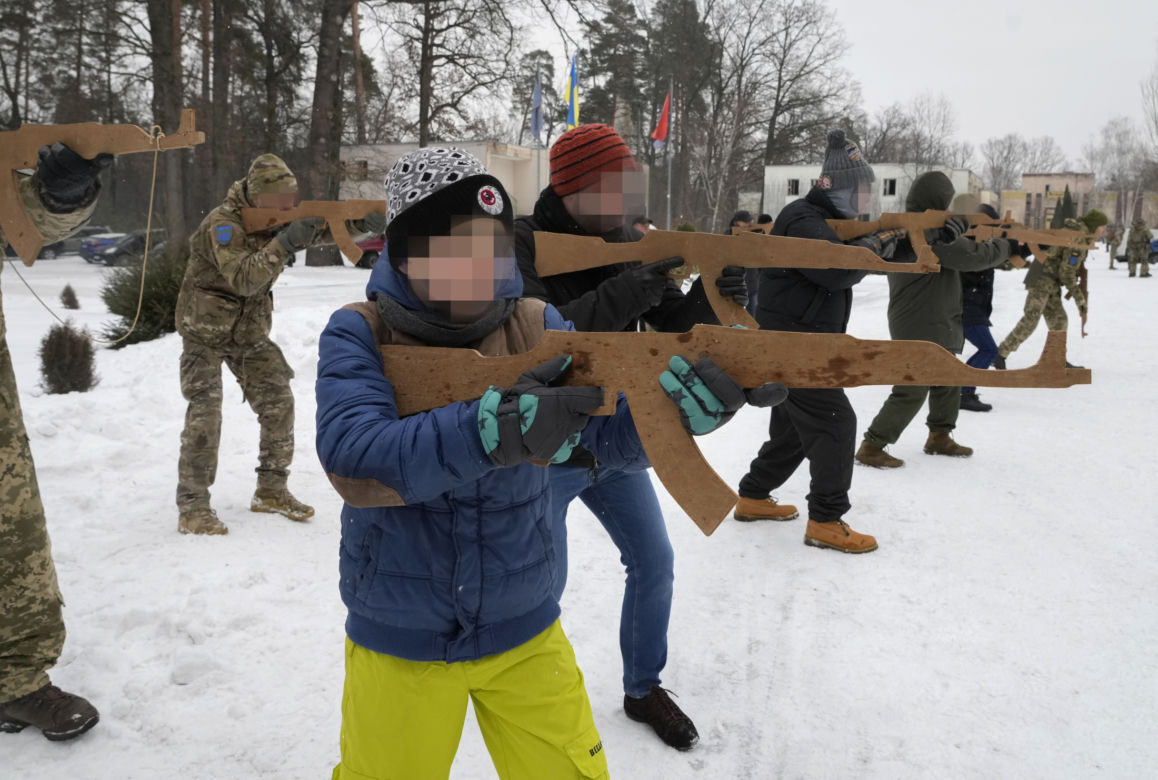 Weterani z Ukrainy uczą, jak się bronić w razie wojny. "Wszyscy muszą być gotowi"