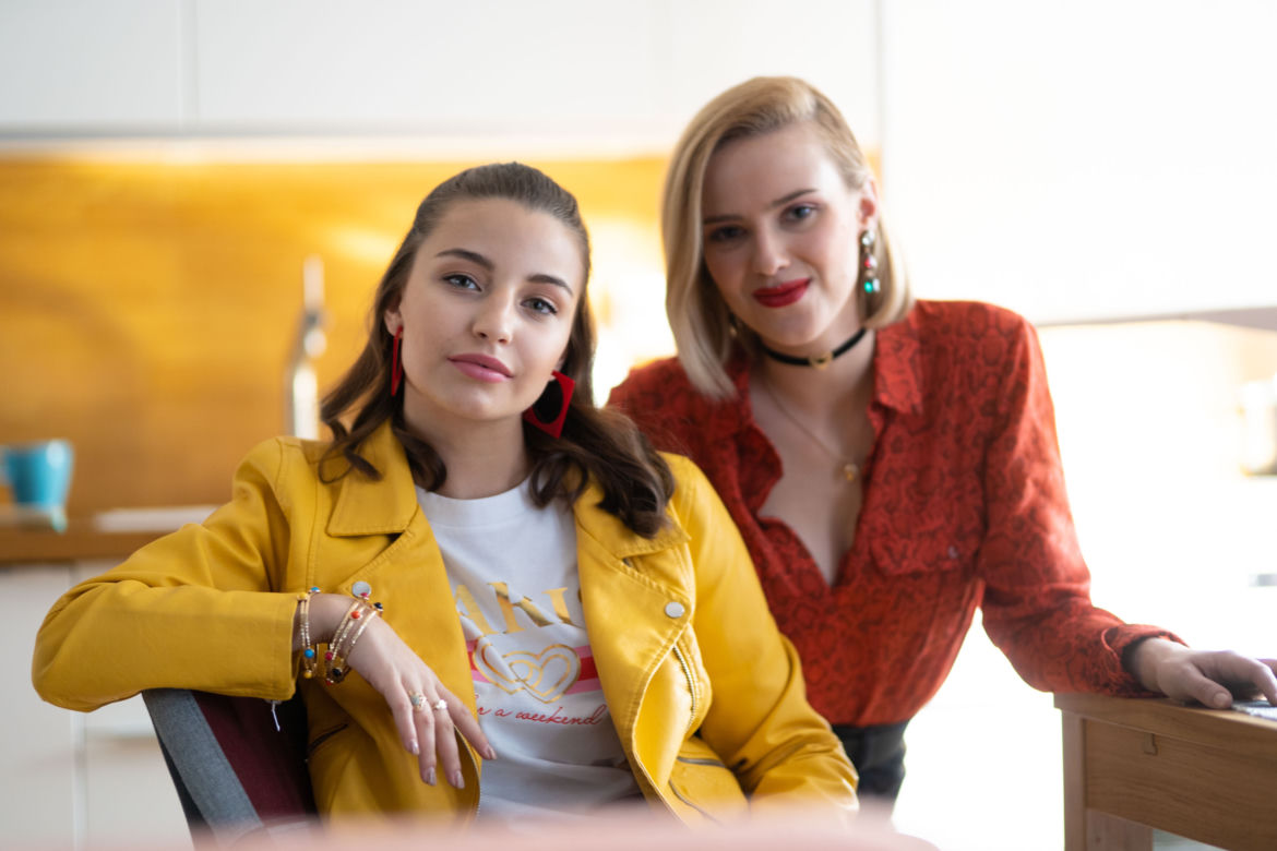 Zawsze warto. Ada (Julia Wieniawa), Ewa (Zofia Domalik)