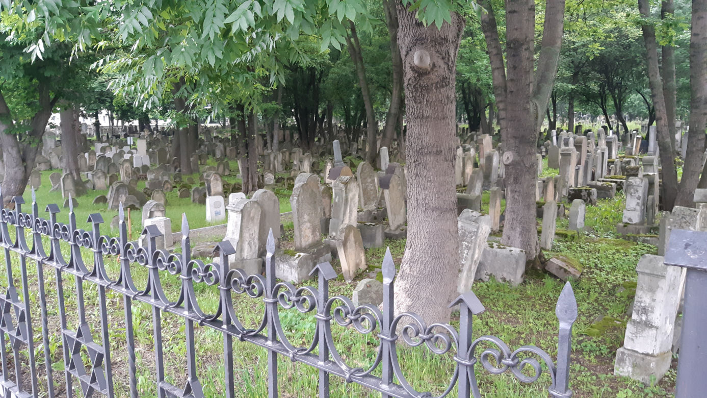 Kirkut pomalowany przez pseudo graficiarzy