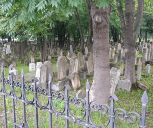Kirkut pomalowany przez pseudo graficiarzy