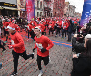 23. Festiwal Biegów Świętych Mikołajów w Toruniu. Zdjęcia ze starówki