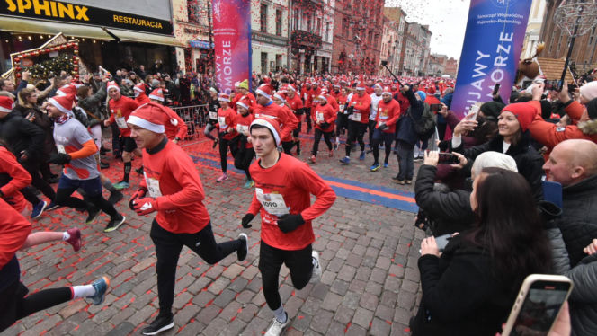 23. Festiwal Biegów Świętych Mikołajów w Toruniu. Zdjęcia ze starówki