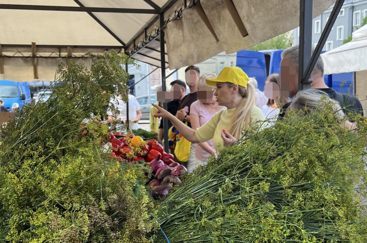 Europosłanka Wcisło buszuje na bazarku.