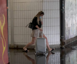 Na bosaka pędzą do pociągu. Przejście na Warszawa Ursus zalane po kostki
