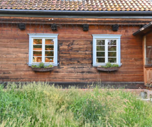 Drewno wystawione na warunki atmosferyczne powoli traci swoją naturalną barwę