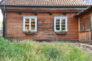 Drewno wystawione na warunki atmosferyczne powoli traci swoją naturalną barwę