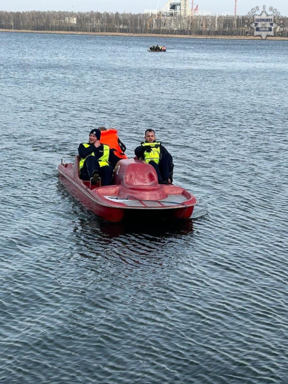 Rybniccy policjanci ruszyli na pomoc... rowerkiem wodnym. Nietypowa akcja nad Zalewem Rybnickim