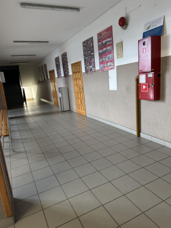 Zmyli ślady krwi po makabrze w szkole. Uczniowie zostali zwolnieni z lekcji