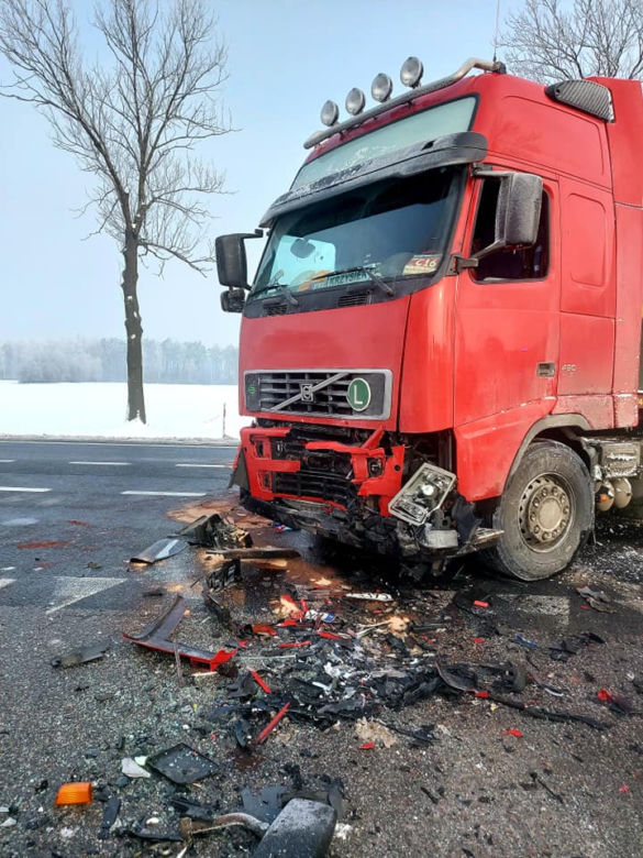 Mańkowo. Zakleszczył się w aucie po POTĘŻNYM zderzeniu z ciężarówką! ZDJĘCIA z 4-godzinnej akcji