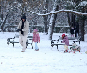 Maciej Pela zabrał córeczki na sanki