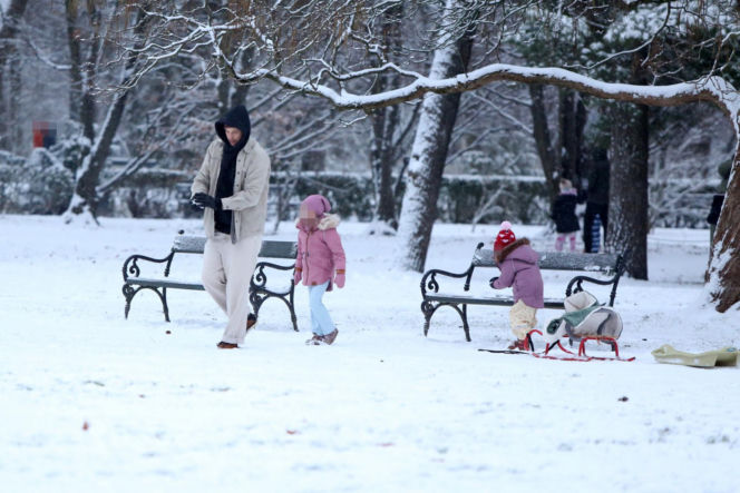 Maciej Pela zabrał córeczki na sanki