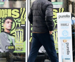 Robert Więckiewicz myje samochód