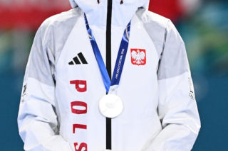 Panczenista Władimir Siemirunnij po biegu na 10 km, który dał mu srebrny medal olimpijski