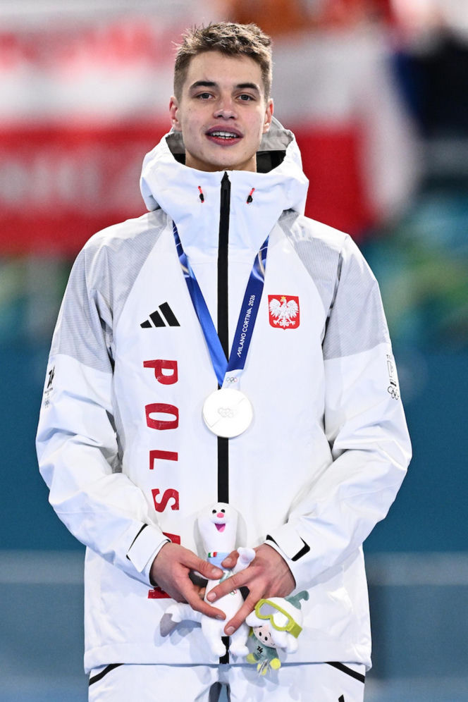 Panczenista Władimir Siemirunnij po biegu na 10 km, który dał mu srebrny medal olimpijski