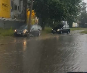 Burza w Białymstoku [30.08-31.08] Ulice jak rzeki. Auta gubiły tablice rejestracyjne [ZDJĘCIA, WIDEO]