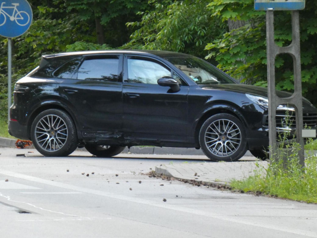 Koszmar na drodze w Konstancinie. Kawasaki zderzyło się z porsche i mercedesem. Nie żyje 21-latka