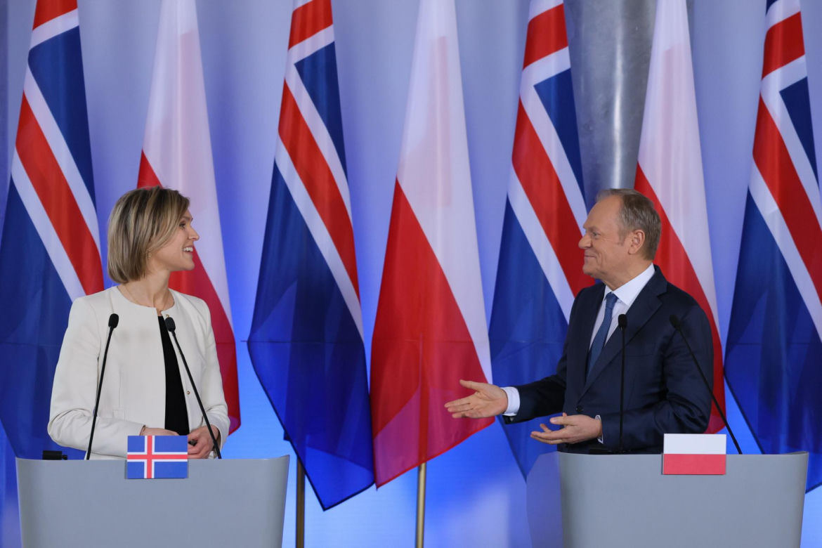 Tusk wyciągnął z marynarki prezent dla premier Islandii. "Mój ojciec je uwielbia"